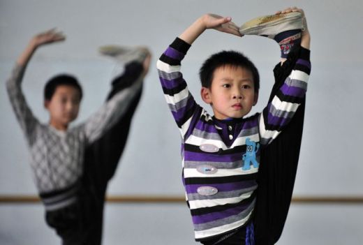 Imaginile care au CUTREMURAT planeta! Antrenamente inumane pentru copiii chinezi care vor sa se faca gimnasti_4