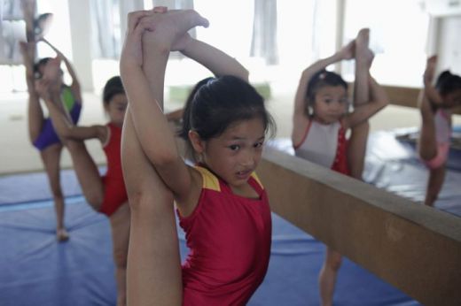 Imaginile care au CUTREMURAT planeta! Antrenamente inumane pentru copiii chinezi care vor sa se faca gimnasti_6