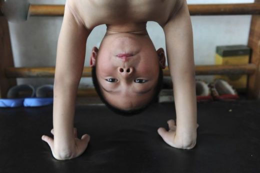 Imaginile care au CUTREMURAT planeta! Antrenamente inumane pentru copiii chinezi care vor sa se faca gimnasti_7