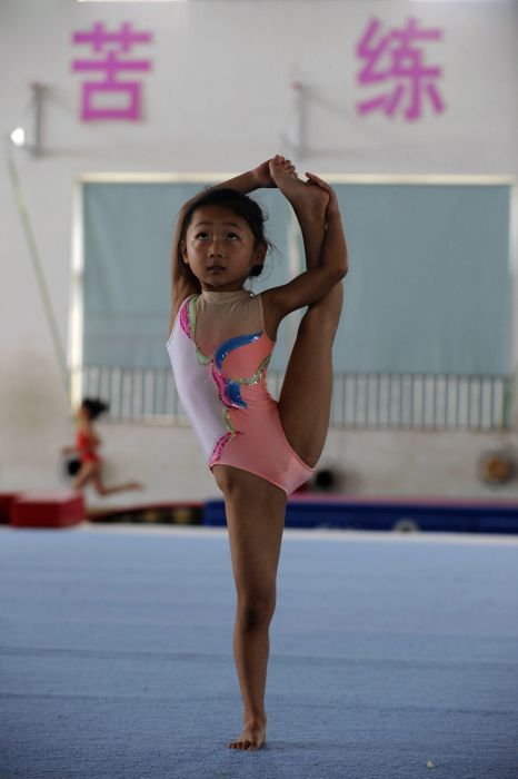 Imaginile care au CUTREMURAT planeta! Antrenamente inumane pentru copiii chinezi care vor sa se faca gimnasti_8