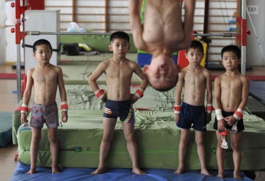 Imaginile care au CUTREMURAT planeta! Antrenamente inumane pentru copiii chinezi care vor sa se faca gimnasti_9