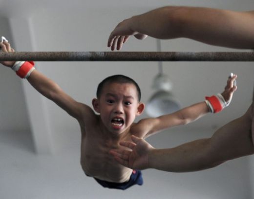 Imaginile care au CUTREMURAT planeta! Antrenamente inumane pentru copiii chinezi care vor sa se faca gimnasti_10