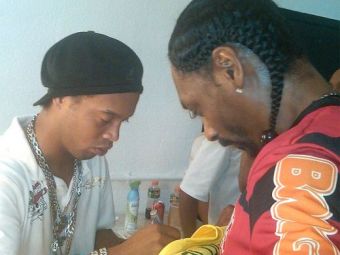 
	FOTO / Ronaldinho e PIMP! Snoop Dogg i-a cerut autograf! :)
