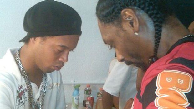 
	FOTO / Ronaldinho e PIMP! Snoop Dogg i-a cerut autograf! :)

