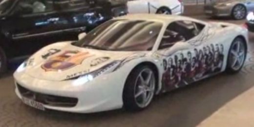 SUPER VIDEO: 6 milioane de oameni alearga sa DISTRUGA un Ferrari din Dubai! Soferul e de vina: vezi ce i-a facut!