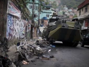 
	VIDEO Brazilia a inceput CURATENIA pentru Cupa Mondiala! 3000 de politisti au descins in mahalaua din Rio cu 24 de tancuri si 7 elicoptere!
