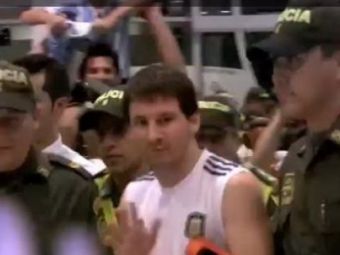 VIDEO Isterie in Columbia! A terizat extraterestrul Messi! Politia l-a escortat de teama teroristilor!