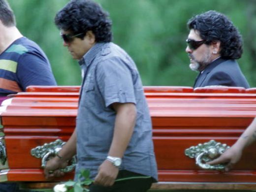 FOTO / Cea mai grea zi din viata lui Maradona! Si-a inmormantat mama in Argentina!_1