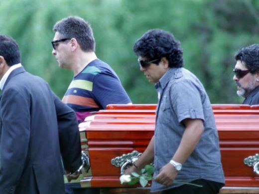 FOTO / Cea mai grea zi din viata lui Maradona! Si-a inmormantat mama in Argentina!_2