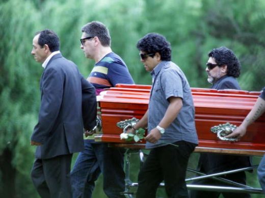 FOTO / Cea mai grea zi din viata lui Maradona! Si-a inmormantat mama in Argentina!_3