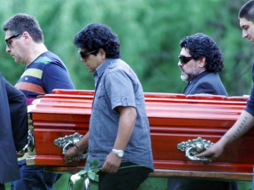 FOTO / Cea mai grea zi din viata lui Maradona! Si-a inmormantat mama in Argentina!_4