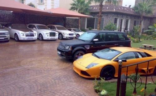FOTO FABULOS!!! Un student arab are SUPER masini de 12 mil. dolari in garaj! Nici la Top Gear nu vezi asa ceva!_1