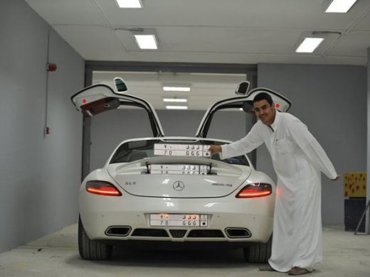 FOTO FABULOS!!! Un student arab are SUPER masini de 12 mil. dolari in garaj! Nici la Top Gear nu vezi asa ceva!_17