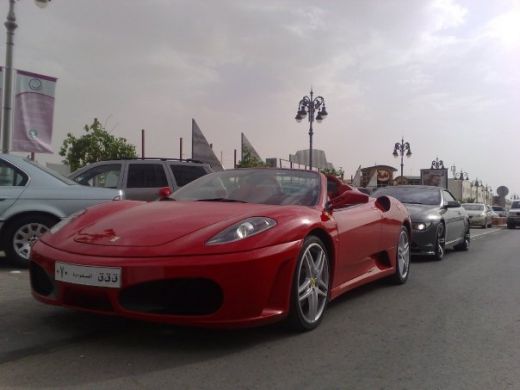 FOTO FABULOS!!! Un student arab are SUPER masini de 12 mil. dolari in garaj! Nici la Top Gear nu vezi asa ceva!_24