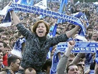 
	Scene incredibile in Liga Campionilor! Fanii lui Zenit, aproape sa-si OMOARE ca dinamovistii propria echipa la fel intr-un meci vital
