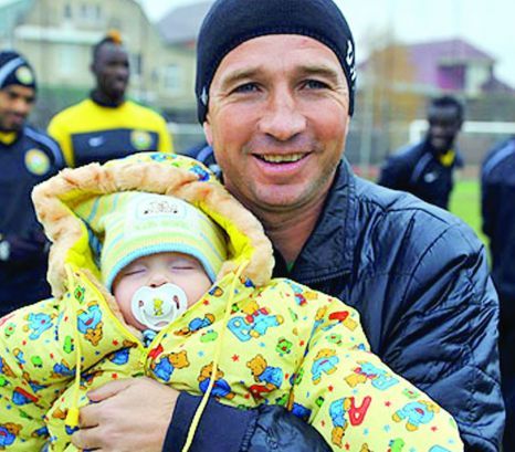 FOTO: Petrescu s-a trezit cu o surpriza colosala! Doi parinti rusi au tinut ca antrenorul sa le cunoasca fetita! Vezi motivul emotionant_1