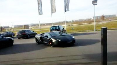 Lamborghini Aventador da cu spatele parcare sofer praf Video