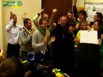 
	VIDEO EXPLOZIE de bucurie la Krasnodar! Petrescu, asaltat de fani dupa prelungirea contractului! Ce surpriza i-au facut!
