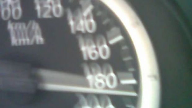
	VIDEO FENOMENAL! Un pusti a reusit sa conduca un Logan cu 345 km/h... in JOACA! :)
