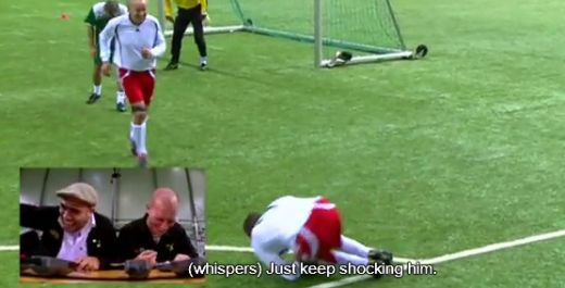 VIDEO: Cel mai sinistru show TV: Doua echipe de fotbal, ELECTROCUTATE in timpul unui meci! Jucatorii abia au mai stat in picioare