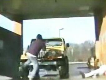 
	VIDEO:&nbsp; Prostii secolului facuti knockout de un furtun&nbsp;:)))&nbsp; Cum sa NU-ti speli niciodata masina !
