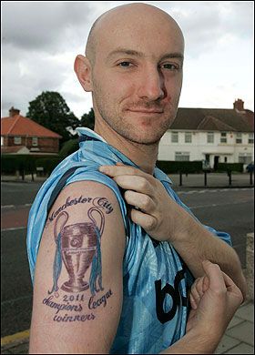 Fanii lui Man City sunt campioni la tatuaje RATATE! Dupa legendarul "Rooney, legenda lui City" inca un fan a comis-o grav! Ce si-a desenat pe umar:_2