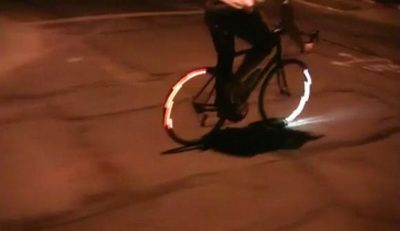 VIDEO Acum poti scapa cu VIATA noaptea la pedalat! Cel mai tare mod de a TUNA o bicicleta!