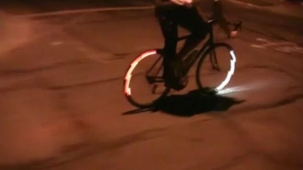 VIDEO Acum poti scapa cu VIATA noaptea la pedalat! Cel mai tare mod de a <span style=