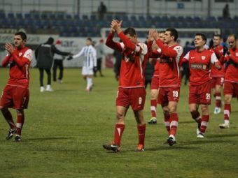 
	GEST EMOTIONANT al jucatorilor lui Dinamo! Vezi cu ce banner au intrat pe teren la ultimul meci din 2011
