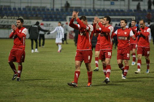 
	GEST EMOTIONANT al jucatorilor lui Dinamo! Vezi cu ce banner au intrat pe teren la ultimul meci din 2011
