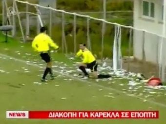 
	VIDEO INCIDENTE GRAVE in Grecia! Meciul lui Boloni din Cupa, intrerupt dupa atacul suporterilor la arbitru! L-au lovit cu scaunul si l-au doborat!

