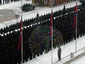 
	Imaginea care a INNEBUNIT planeta! Un om de 4 metri inaltime, la inmormantarea dictatorului nord-coreean! E Photoshop?
