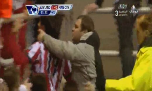 Sarutul anului 2012 :)) FAZA SENZATIONALA la Sunderland - City! Un fan nebun l-a sarutat pe GURA pe jucatorul care a ingropat-o pe City! Vezi aici_1