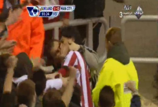 Sarutul anului 2012 :)) FAZA SENZATIONALA la Sunderland - City! Un fan nebun l-a sarutat pe GURA pe jucatorul care a ingropat-o pe City! Vezi aici_2