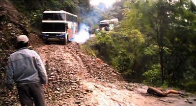sofer autocar Bolivia drumul mortii prapastie