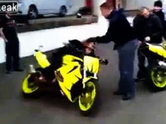 
	VIDEO:&nbsp;Un motociclist psihopat&nbsp;face slalom printre prieteni de parca e pe pastile !&nbsp;
