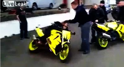 
	VIDEO:&nbsp;Un motociclist psihopat&nbsp;face slalom printre prieteni de parca e pe pastile !&nbsp;
