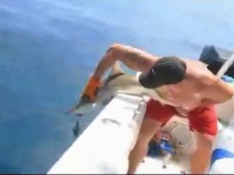 VIDEO: Cel mai PROST PESCAR din istorie! A prins un rechin si i-a bagat mana in gura. Ce crezi ca s-a intamplat? :)