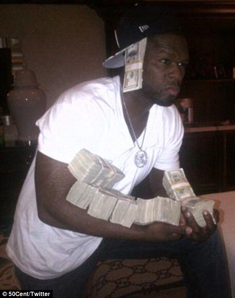 Glume de 50 de centi! Floyd Mayweather si 50 Cent s-au pozat cu gramezi de bani si apoi au facut misto de copilul lui Jay-Z si Beyonce! Vezi poza ORIBILA:_3