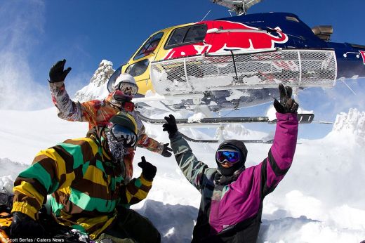 FOTO DEMENTIAL! Snowboard la un alt nivel! Cum a fost cucerit un munte URIAS din Alaska de trei tipi care au SIFDAT moartea!_1