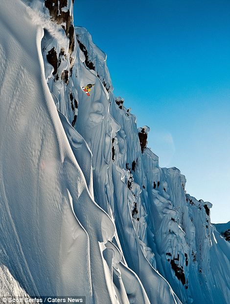 FOTO DEMENTIAL! Snowboard la un alt nivel! Cum a fost cucerit un munte URIAS din Alaska de trei tipi care au SIFDAT moartea!_2