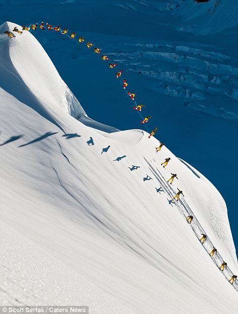 FOTO DEMENTIAL! Snowboard la un alt nivel! Cum a fost cucerit un munte URIAS din Alaska de trei tipi care au SIFDAT moartea!_3