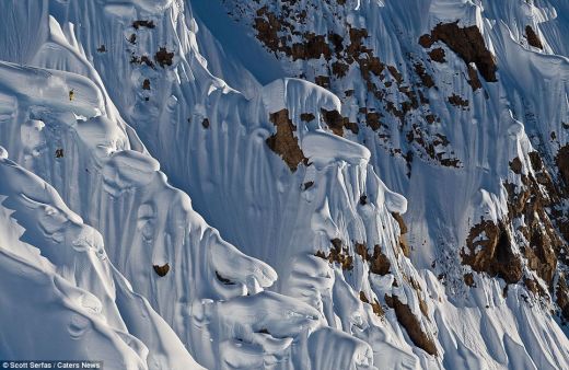 FOTO DEMENTIAL! Snowboard la un alt nivel! Cum a fost cucerit un munte URIAS din Alaska de trei tipi care au SIFDAT moartea!_4