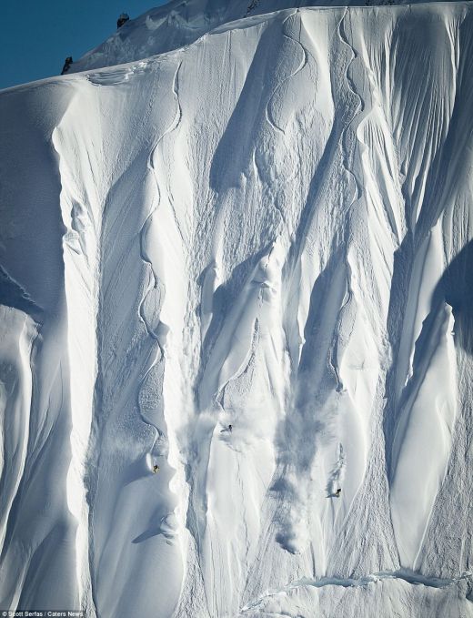 FOTO DEMENTIAL! Snowboard la un alt nivel! Cum a fost cucerit un munte URIAS din Alaska de trei tipi care au SIFDAT moartea!_5