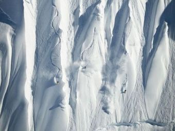 FOTO DEMENTIAL! Snowboard la un alt nivel! Cum a fost cucerit un munte URIAS din Alaska de trei tipi care au SIFDAT moartea!
