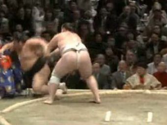 VIDEO Arbitru de sumo, prins intre doi COLOSI! A fost facut KO si a ramas inconstient!