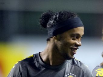 
	Ronaldinho e GENIAL si in afara terenului! REPLICA incredibila a starului cand a fost prins de antrenor cu o femeie in cantonament:
