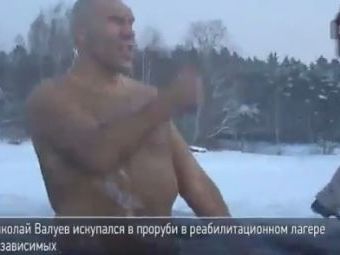 VIDEO: Monstrul Valuev e DEMENT! A facut baie intr-un lac inghetat