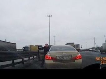 
	VIDEO: Teroare pe autostrada! Ce inseamna sa fii smecher pe banda de mers tare!
