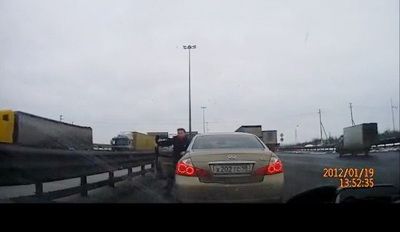 
	VIDEO: Teroare pe autostrada! Ce inseamna sa fii smecher pe banda de mers tare!
